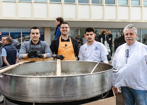 Fotografija 4 - Uskrsni doručak i ove godine privukao brojne Šibenčane, fritaja 'planula' u nekoliko minuta