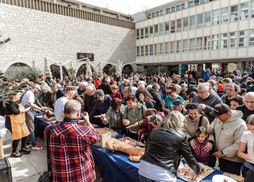 Fotografija 34 - Uskrsni doručak i ove godine privukao brojne Šibenčane, fritaja 'planula' u nekoliko minuta