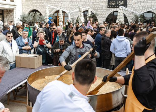 Fotografija 7 - Uskrsni doručak i ove godine privukao brojne Šibenčane, fritaja 'planula' u nekoliko minuta