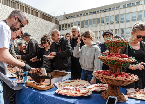 Fotografija 32 - Uskrsni doručak i ove godine privukao brojne Šibenčane, fritaja 'planula' u nekoliko minuta