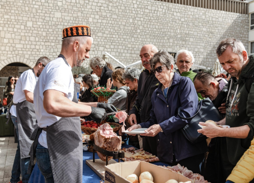 Fotografija 33 - Uskrsni doručak i ove godine privukao brojne Šibenčane, fritaja 'planula' u nekoliko minuta