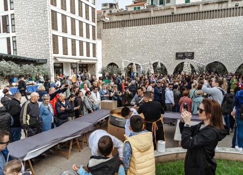 Fotografija 8 - Uskrsni doručak i ove godine privukao brojne Šibenčane, fritaja 'planula' u nekoliko minuta