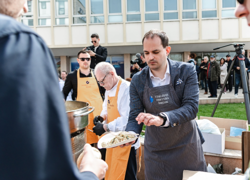 Fotografija 35 - Uskrsni doručak i ove godine privukao brojne Šibenčane, fritaja 'planula' u nekoliko minuta