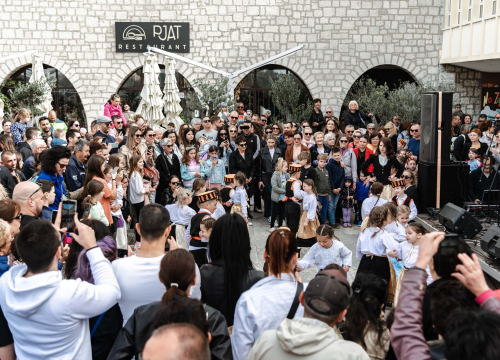 Fotografija 23 - Uskrsni doručak i ove godine privukao brojne Šibenčane, fritaja 'planula' u nekoliko minuta