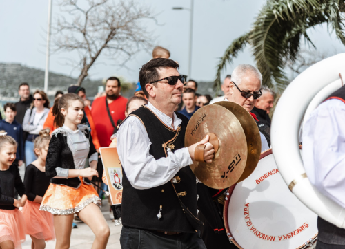 Fotografija 11 - Uskrsni doručak i ove godine privukao brojne Šibenčane, fritaja 'planula' u nekoliko minuta