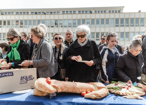 Fotografija 29 - Uskrsni doručak i ove godine privukao brojne Šibenčane, fritaja 'planula' u nekoliko minuta