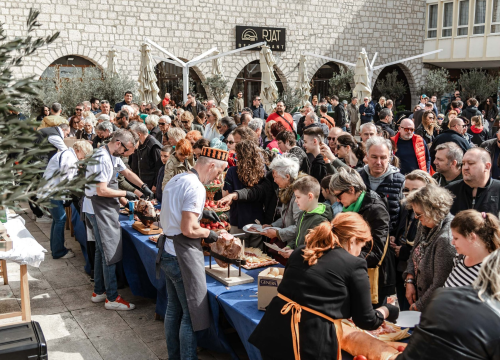 Fotografija 28 - Uskrsni doručak i ove godine privukao brojne Šibenčane, fritaja 'planula' u nekoliko minuta