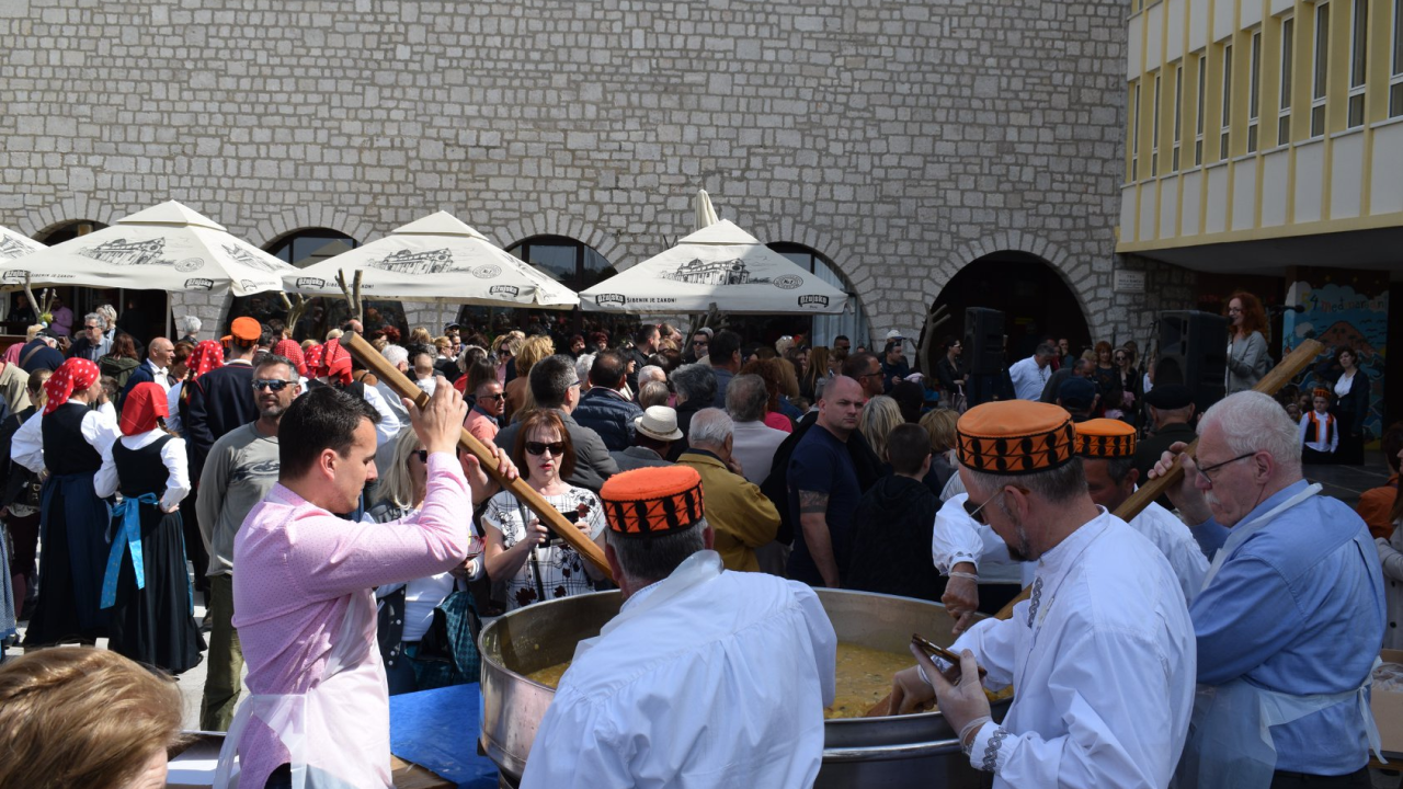 U Šibeniku se danas sprema tradicionalni Uskrsni doručak