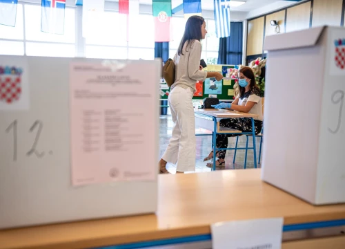 Članovima biračkog odbora naknada 55 eura, predsjednicima 65 eura