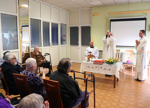 Fotografija 2 - Biskup Rogić predvodio misu u Cvjetnom domu