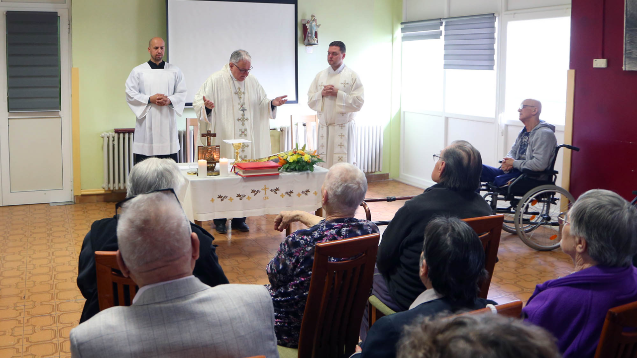 Biskup Rogić predvodio misu u Cvjetnom domu