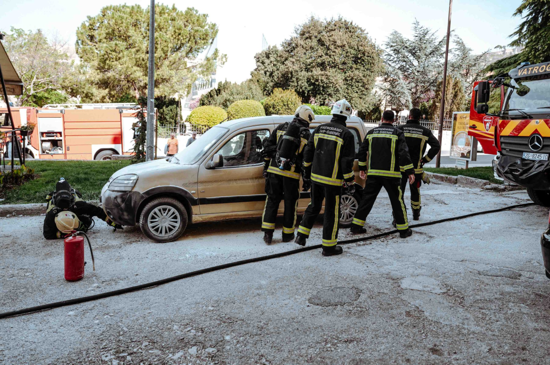 Zapalilo se auto kod PBZ banke u centru Šibenika: Vatrogasci brzom intervencijom spasili stvar