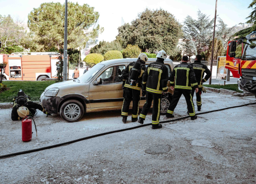 Zapalilo se auto kod PBZ banke u centru Šibenika: Vatrogasci brzom intervencijom spasili stvar