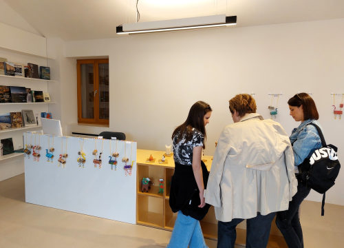 Fotografija 7 - Na Zlarinu otvorena izložba likovnih i literarnih radova s natječaja Mačke