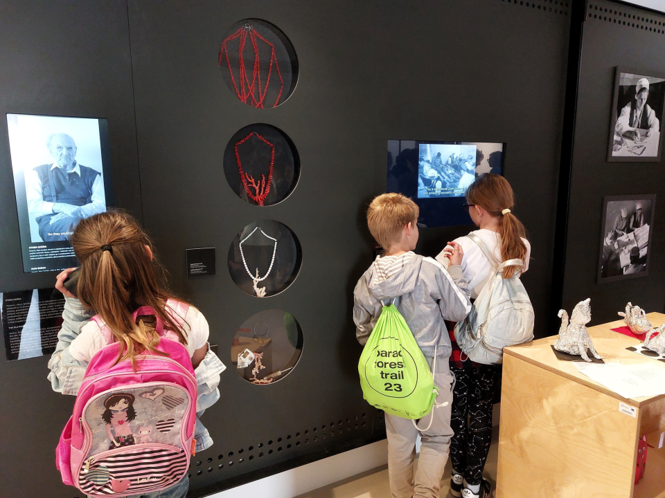 Na Zlarinu otvorena izložba likovnih i literarnih radova s natječaja Mačke