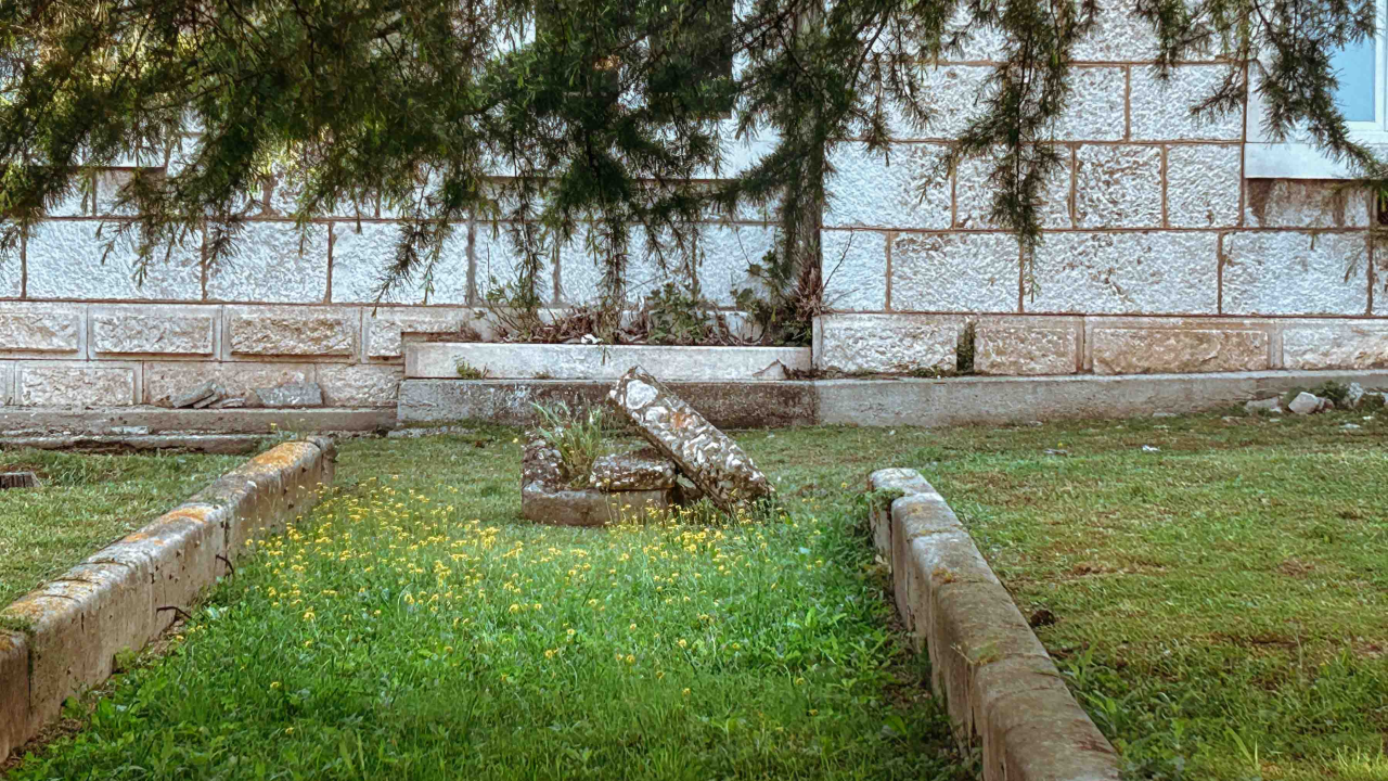 Dobri vrtlar Marko od starog zida u vrtu bolnice napravio skulpturu s cvijećem