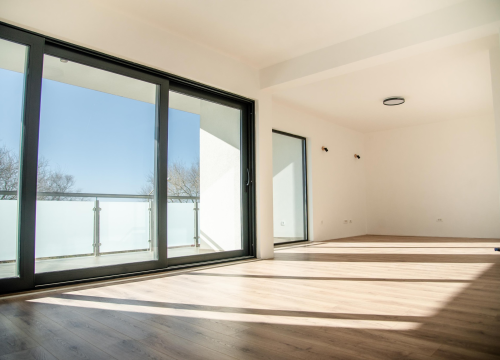 Iznajmljuje se atraktivan i prostran poslovni prostor u Ražinama!