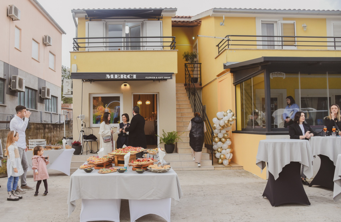 Merci flower&gift shop nudi najljepše cvjetne bukete i asortiman poklona!