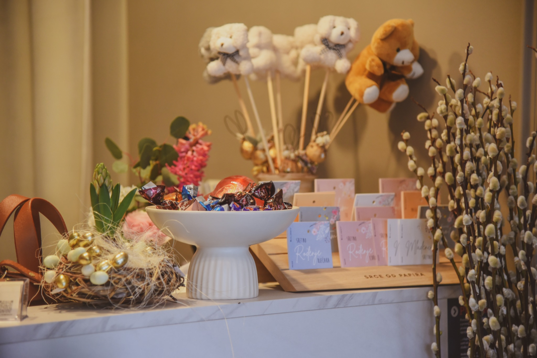 Merci flower&gift shop nudi najljepše cvjetne bukete i asortiman poklona!