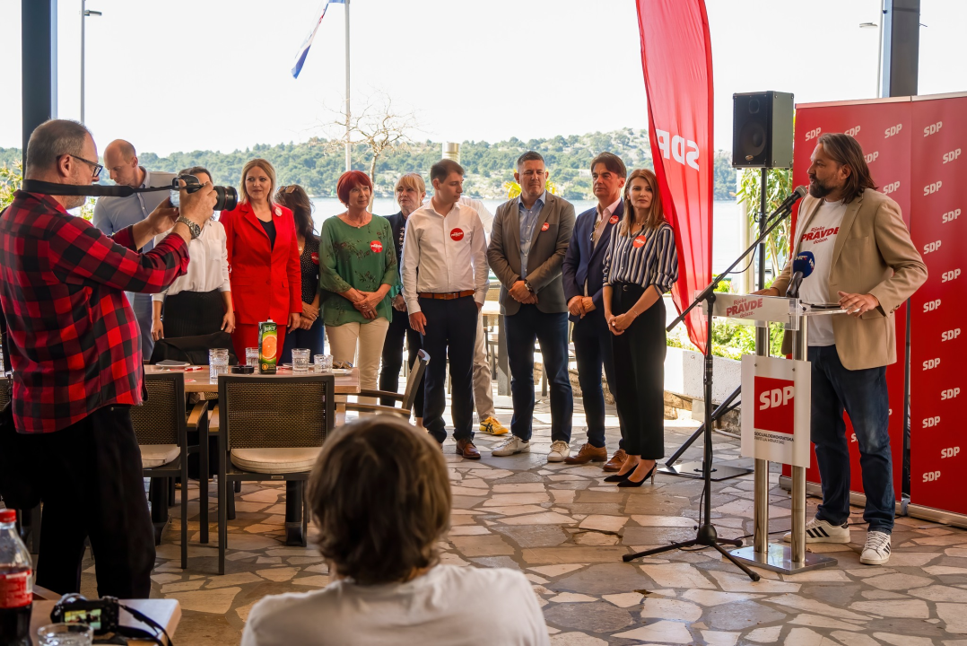 Rijeke pravde u Šibeniku: 'U srijedu HDZ šaljemo daleko od naših novaca, daleko od krađe. Ne trebaju Hrvatskoj ni Orban ni Vučić'