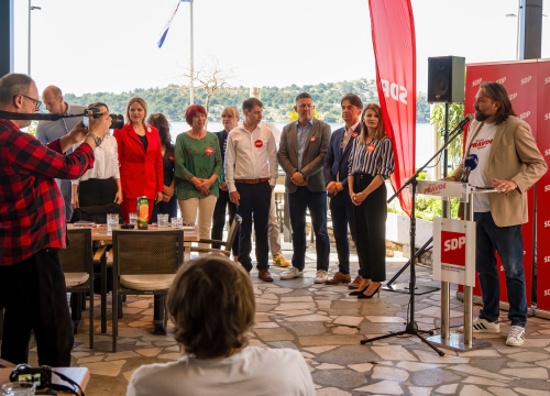 Fotografija 5 - Rijeke pravde u Šibeniku: 'U srijedu HDZ šaljemo daleko od naših novaca, daleko od krađe. Ne trebaju Hrvatskoj ni Orban ni Vučić'