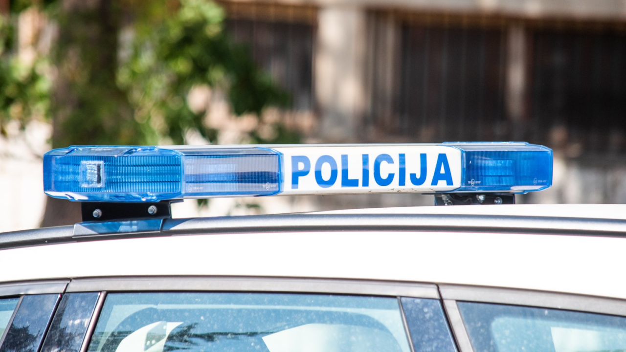 Pješakinju (57) koja je stajala nasred ceste u Rogoznici mladić (22) udario dok je vozio u rikverc i bacio na krivo parkirano auto