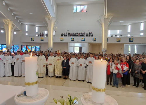 Fotografija 2 - U Kninu proslavljen Dan Obitelji Krvi Kristove