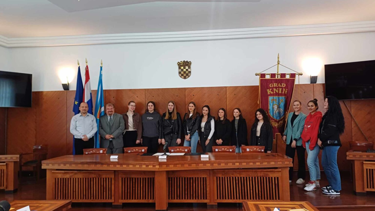 U Kninu potpisani ugovori o dodjeli učeničkih i studentskih stipendija