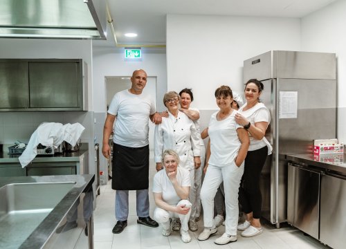 Fotografija 2 - Nada i Snježana kuhaju za šibenske mališane preko 30 godina: 'I dan danas nas pamte po paštašuti'