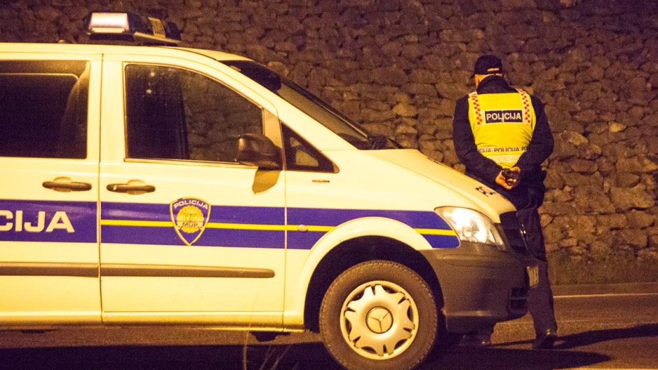 U Šibeniku razbijena ulazna vrata u dvije zgrade, jedno vjetrobransko staklo na autu, a ukradena je i ribarska mreža