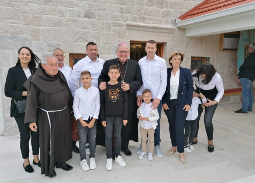 Fotografija 5 - Biskup Rogić blagoslovio crkvu u Kladnjicama