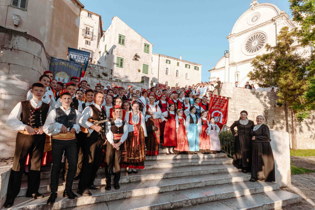 Šibenikom prošlo više od 300 članova kulturnih društava, nošnjama oduševili prolaznike