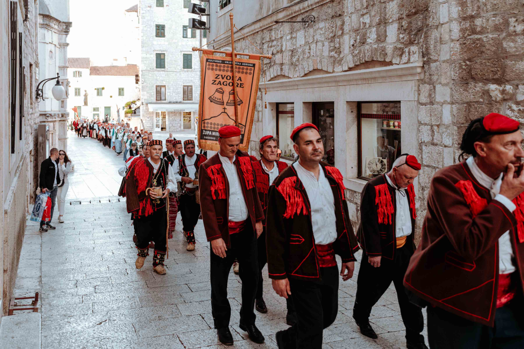 Šibenikom prošlo više od 300 članova kulturnih društava, nošnjama oduševili prolaznike