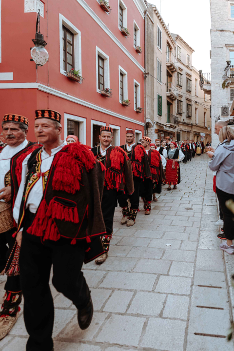 Šibenikom prošlo više od 300 članova kulturnih društava, nošnjama oduševili prolaznike
