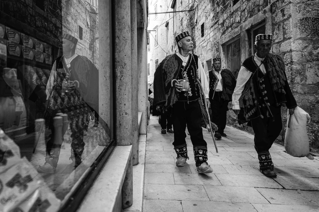 Šibenikom prošlo više od 300 članova kulturnih društava, nošnjama oduševili prolaznike