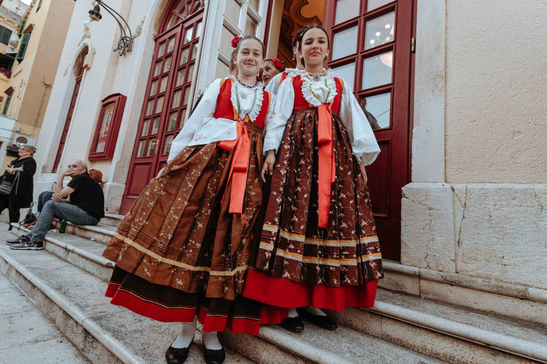 Šibenikom prošlo više od 300 članova kulturnih društava, nošnjama oduševili prolaznike