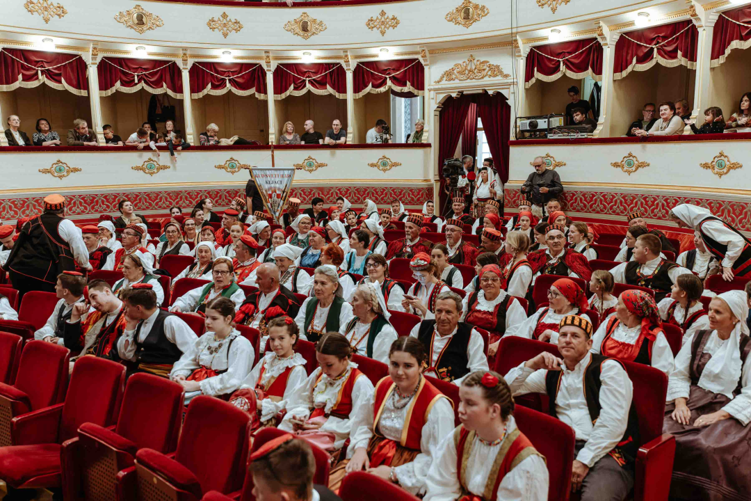 Šibenikom prošlo više od 300 članova kulturnih društava, nošnjama oduševili prolaznike