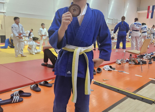 Fotografija 2 - Članovi Judo kluba Šibenik na turniru u Kaštel Sućurcu osvojili četiri medalje