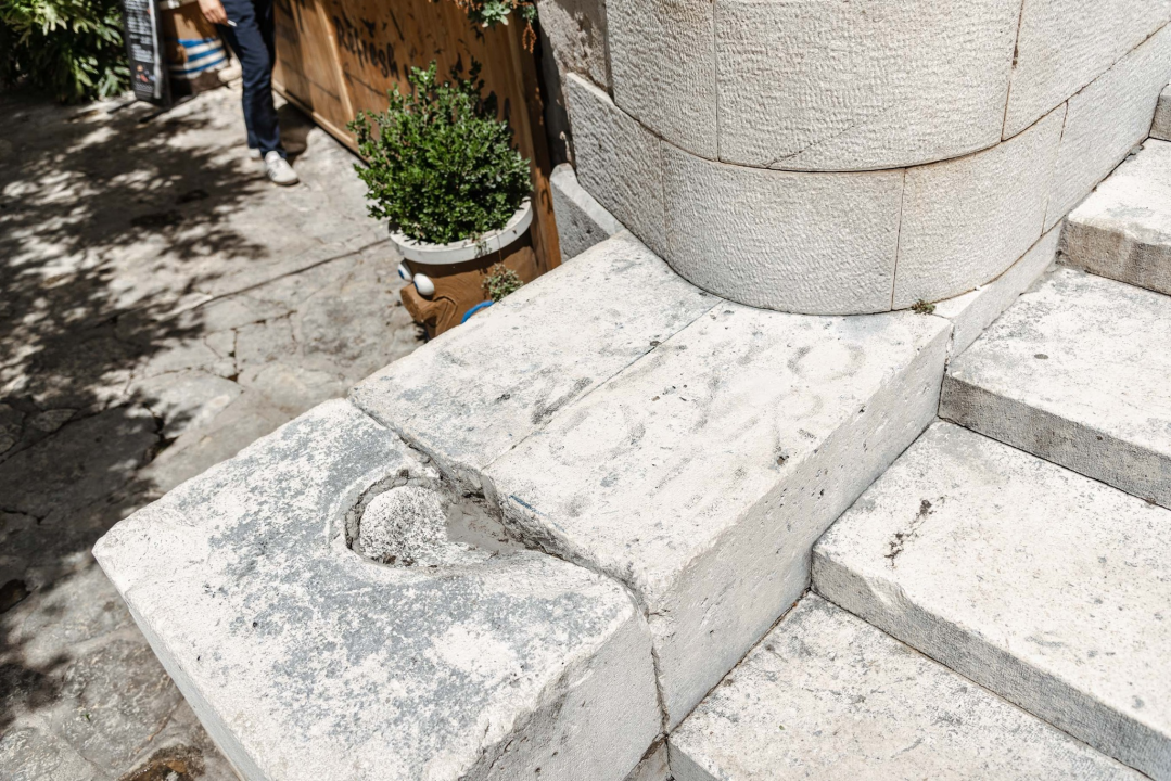 Uklonjene črčkarije koje su od Nove godine 'krasile' skale kod katedrale