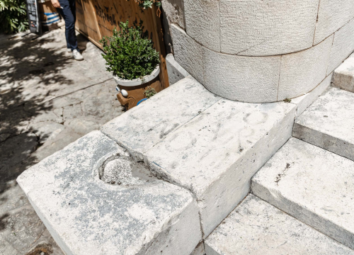 Fotografija 2 - Uklonjene črčkarije koje su od Nove godine 'krasile' skale kod katedrale