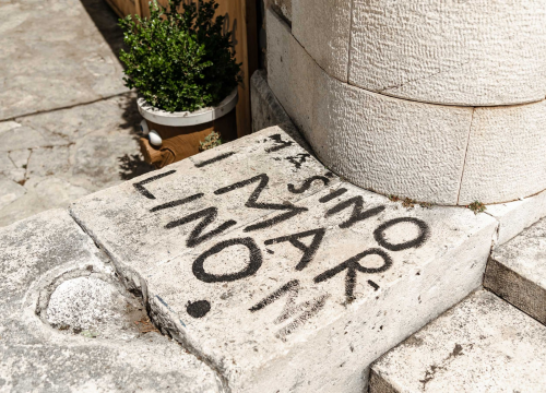 Fotografija 3 - Uklonjene črčkarije koje su od Nove godine 'krasile' skale kod katedrale