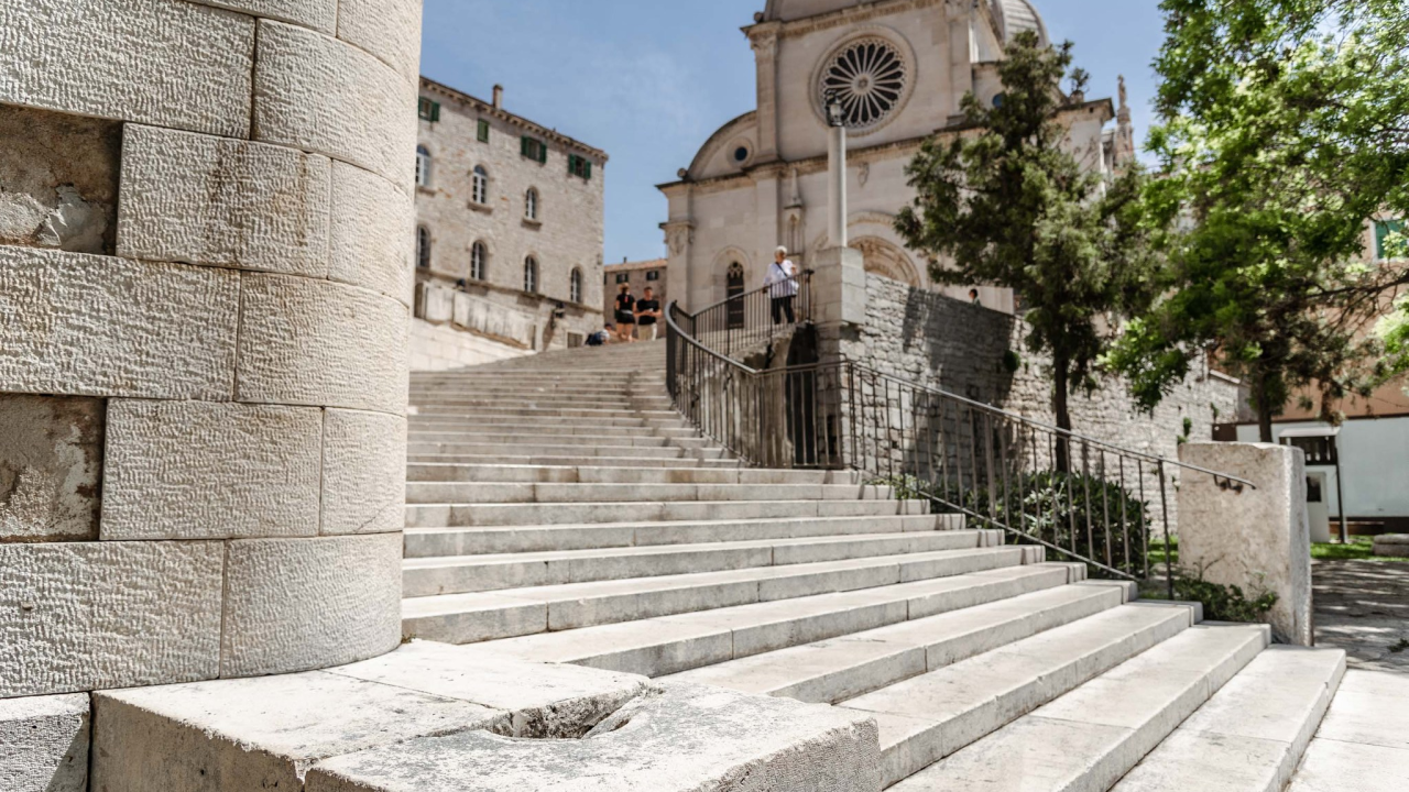 Uklonjene črčkarije koje su od Nove godine 'krasile' skale kod katedrale