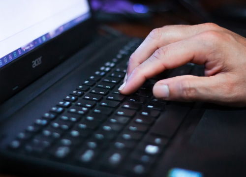 Kninjanin (59) objavio video s govorom mržnje prema pripadnicima određene nacionalnosti