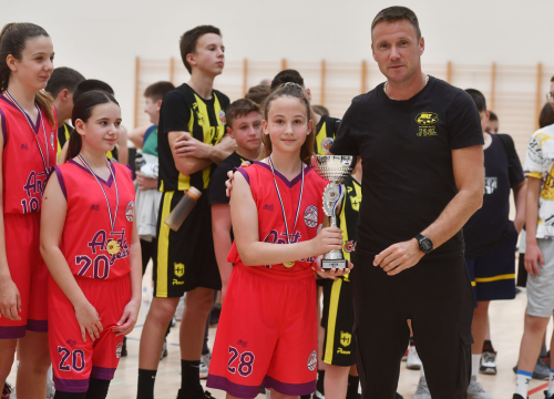 Fotografija 13 - Mlade košarkašice Akademije Anđa Jelavić osvojile turnir u Omišu