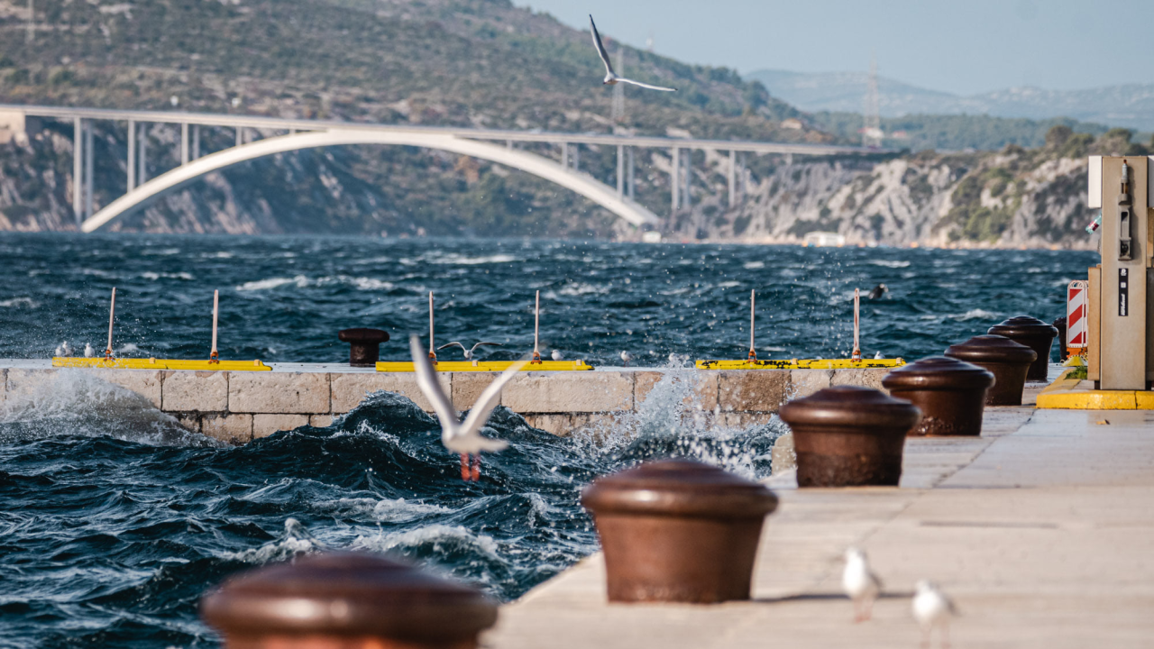 Sunčano s naoblakom i jakim jugom
