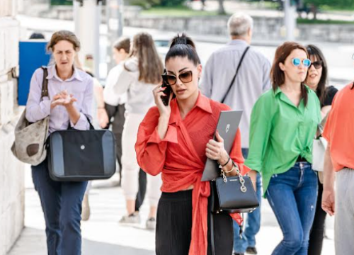 Fotografija 1 - Lijepe dame iz Đira prošetale elegantne komade za svaki dan