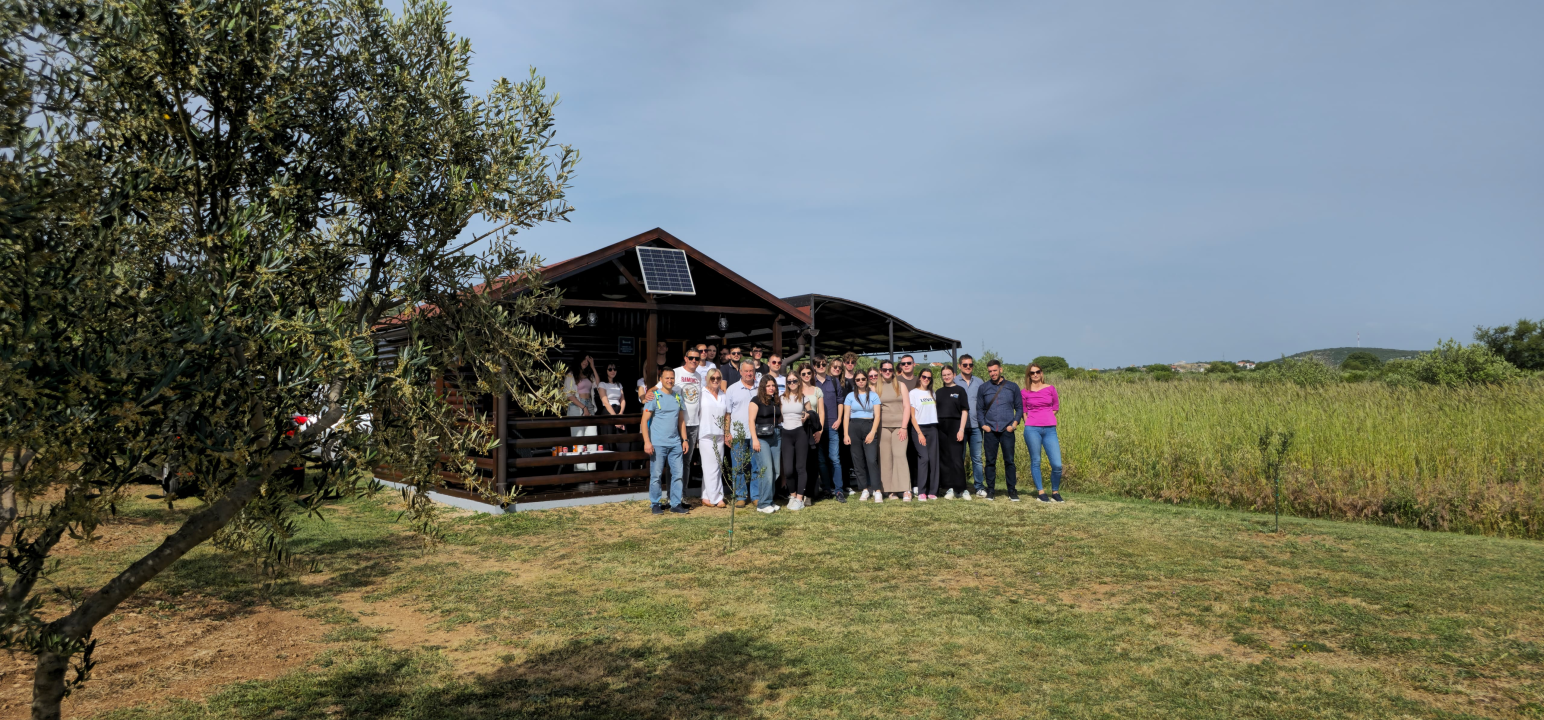 Šibenski studenti na OPG-u Uroda učili o značenju maslinovog ulja kao lijeka i hrane