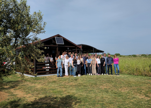 Fotografija 2 - Šibenski studenti na OPG-u Uroda učili o značenju maslinovog ulja kao lijeka i hrane