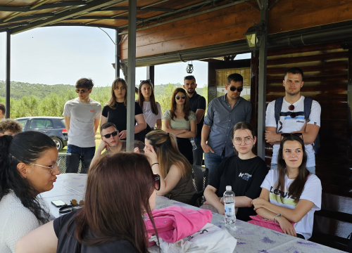 Fotografija 7 - Šibenski studenti na OPG-u Uroda učili o značenju maslinovog ulja kao lijeka i hrane