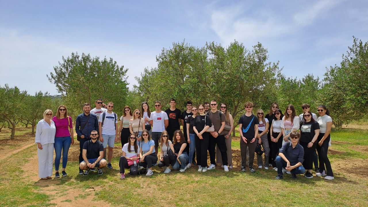 Šibenski studenti na OPG-u Uroda učili o značenju maslinovog ulja kao lijeka i hrane